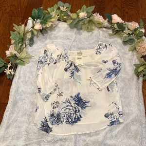 Lucky Brand off the shoulder flowy summer shirt size small in a cream color.